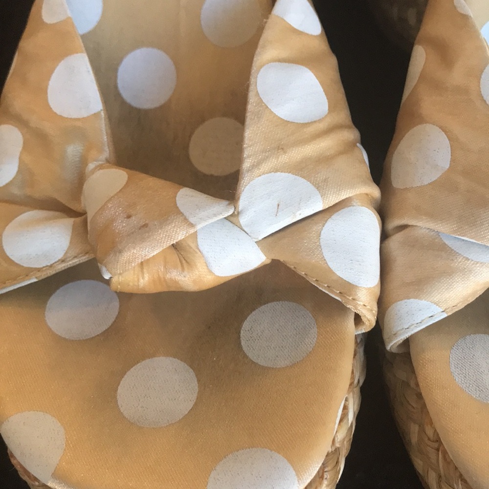 Size 8. SAM & LIBBY POKA DOT in a golden nude w off white dots.A STRAW LOOK HEEL